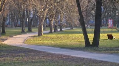 Boş parkta güneş doğuyor. Karantina sırasında boş şehir.