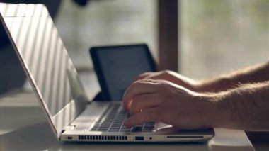 Yetişkinler evden çalışıyor. Laptop klavyesinde yazan kişi. Laptop 'ta çalışırken sabah kahvesi..