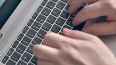 Yetişkinler evden çalışıyor. Laptop klavyesinde yazan kişi. Karantina sırasında merkez ofis.