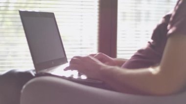 Yetişkinler evden çalışıyor. Laptop klavyesinde yazan kişi. Laptop 'ta çalışırken sabah kahvesi..