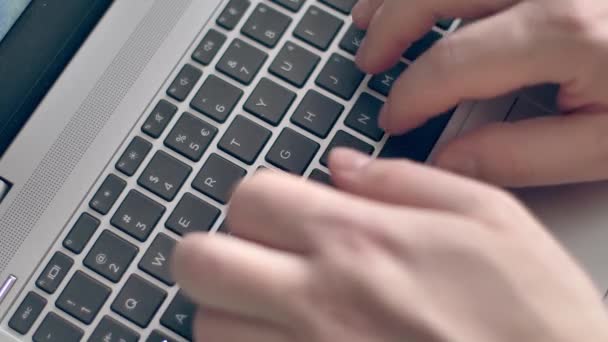 Дорослі Працюють Дому Особа Яка Вводить Клавіатуру Ноутбука Домашній Офіс — стокове відео