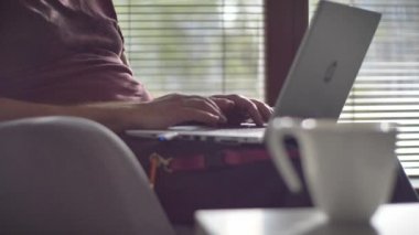 Yetişkinler evden çalışıyor. Laptop klavyesinde yazan kişi. Karantina sırasında merkez ofis.