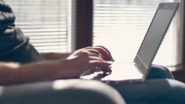 Yetişkinler evden çalışıyor. Laptop klavyesinde yazan kişi. Laptop 'ta çalışırken sabah kahvesi..
