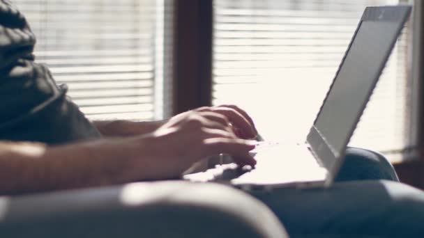 Adulto Trabalhar Casa Pessoa Digitando Teclado Laptop Café Manhã Durante — Vídeo de Stock