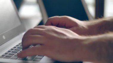 Yetişkinler evden çalışıyor. Laptop klavyesinde yazan kişi. Karantina sırasında merkez ofis.