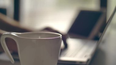Yetişkinler evden çalışıyor. Laptop klavyesinde yazan kişi. Karantina sırasında merkez ofis.