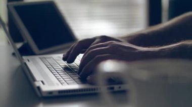 Yetişkinler evden çalışıyor. Laptop klavyesinde yazan kişi. Karantina sırasında merkez ofis.