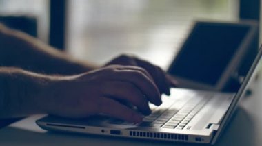 Yetişkinler evden çalışıyor. Laptop klavyesinde yazan kişi. Karantina sırasında merkez ofis.