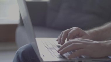 Yetişkinler evden çalışıyor. Laptop klavyesinde yazan kişi. Karantina sırasında merkez ofis.