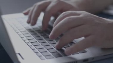 Yetişkinler evden çalışıyor. Laptop klavyesinde yazan kişi. Karantina sırasında merkez ofis.