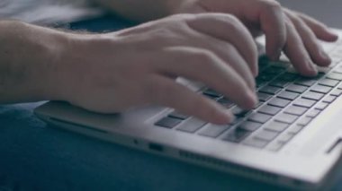 Yetişkinler evden çalışıyor. Laptop klavyesinde yazan kişi. Karantina sırasında merkez ofis.