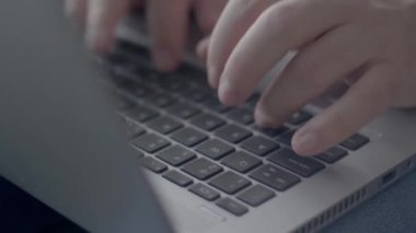 Yetişkinler evden çalışıyor. Laptop klavyesinde yazan kişi. Karantina sırasında merkez ofis.