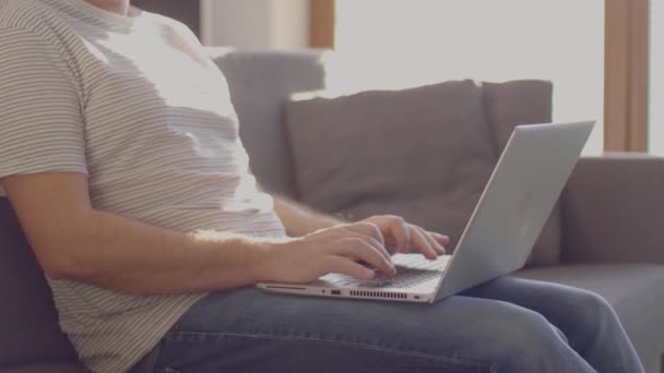 Adulto Trabajando Desde Casa Persona Escribiendo Teclado Del Ordenador Portátil — Vídeo de stock