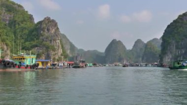 Ha Long Körfezi, Vietnam 'da teknesi olan sahil şeridi.