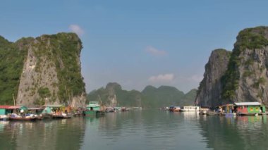 Ha Long Körfezi, Vietnam 'da teknesi olan sahil şeridi.