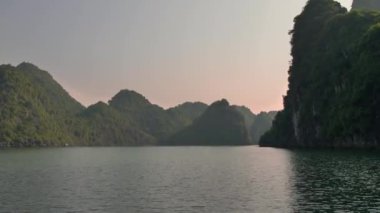 Ha Long Körfezi, Vietnam 'da teknesi olan sahil şeridi.