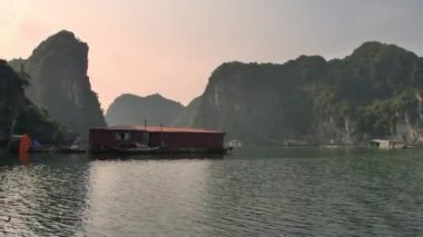 Ha Long Körfezi, Vietnam 'da teknesi olan sahil şeridi.