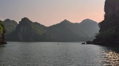Ha Long Körfezi, Vietnam 'da teknesi olan sahil şeridi.