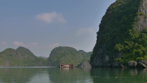 Costa Con Barco Long Bay Vietnam — Vídeo de stock