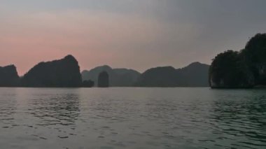 Ha Long Körfezi, Vietnam 'da teknesi olan sahil şeridi.