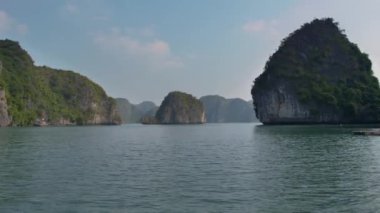Ha Long Körfezi, Vietnam 'da teknesi olan sahil şeridi.