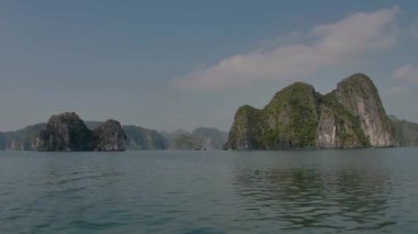 Ha Long Körfezi, Vietnam 'da teknesi olan sahil şeridi.