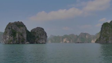 Ha Long Körfezi, Vietnam 'da teknesi olan sahil şeridi.