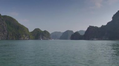 Ha Long Körfezi, Vietnam 'da teknesi olan sahil şeridi.