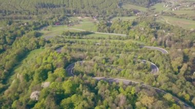 Bahar manzarasında kıvrımlı bir yol.