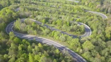 Bahar manzarasında kıvrımlı bir yol.