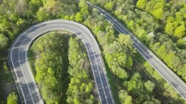 Bahar manzarasında kıvrımlı bir yol.