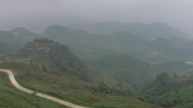 Ha Giang vilayetindeki dağlar, Vietnam.