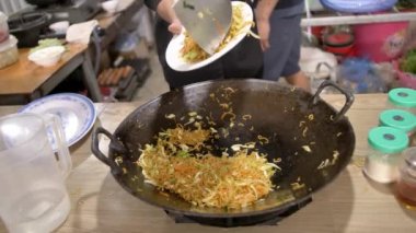 Şef Vietnam 'da geleneksel yemekler hazırlıyor. Vietnam köyündeki yerel bir restoran..