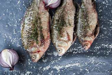 Deniz tuzu ve soğan, mavi bir arka plan ile çiğ balık