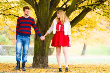 Genç çift parkında el ele tutuşarak tarihte karşılamak..