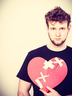 Ahşapta ezbere sıva ile üzgün adam.