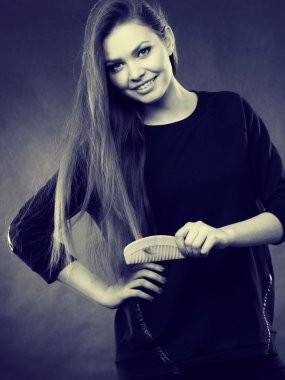 Uzun saçlı kadın onun saç tarama.