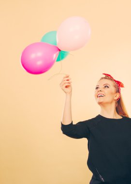 Balonlar ile mutlu gülümseyen kadın.