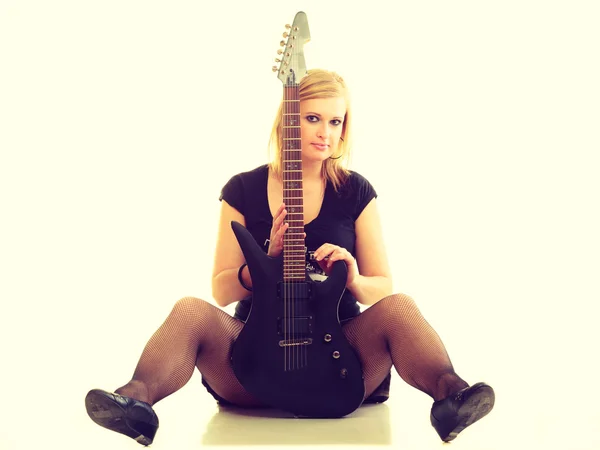 Blonde girl with electric guitar. — Stock Photo, Image