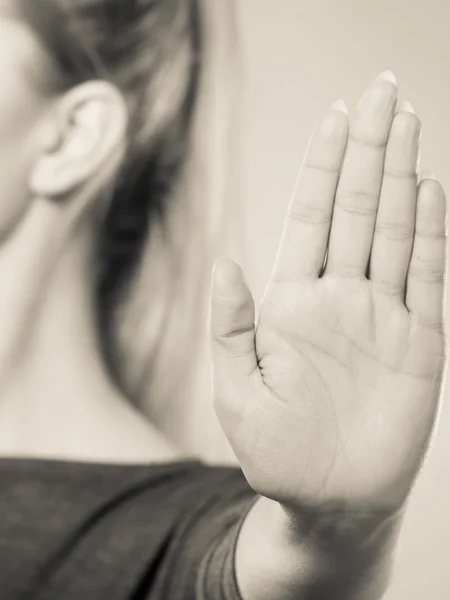 Vrouw toont stopbord door haar hand. — Stockfoto