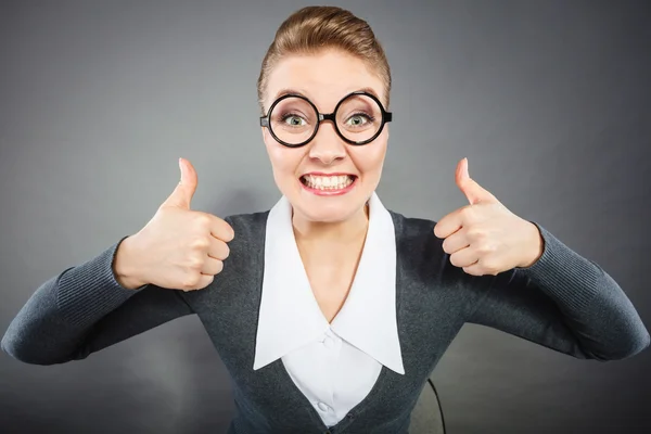 Zufriedene Geschäftsfrau im Amt. — Stockfoto