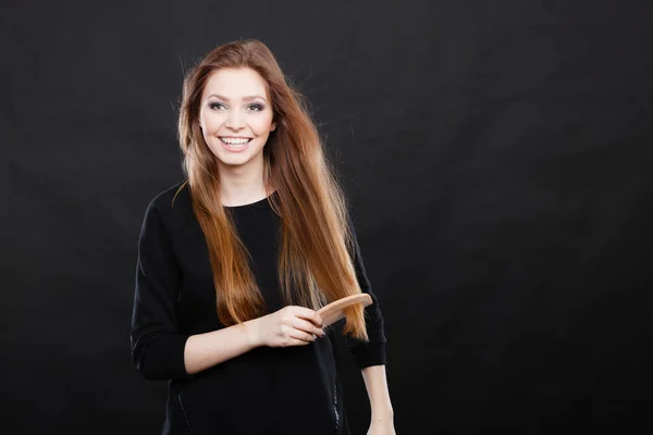 Long haired girl combing her beauty hair. — Stock Photo, Image