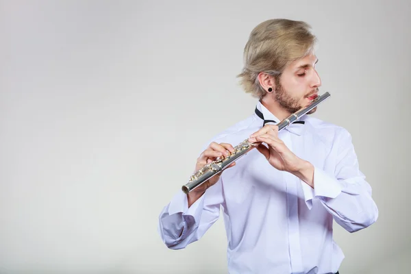 Flautista macho tocando su flauta — Foto de Stock