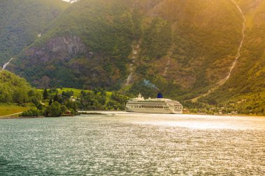 Cruise Gemi feribot Norveç Fiyordu üzerinde