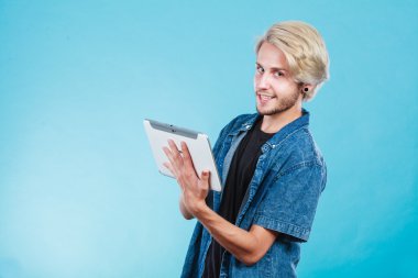 Tablet bilgisayar kullanarak trendy genç adam