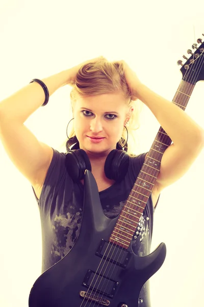 Chica rubia con guitarra eléctrica . — Foto de Stock