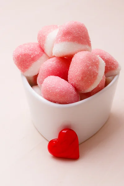 粉红果冻或棉花糖与糖碗里 — 图库照片