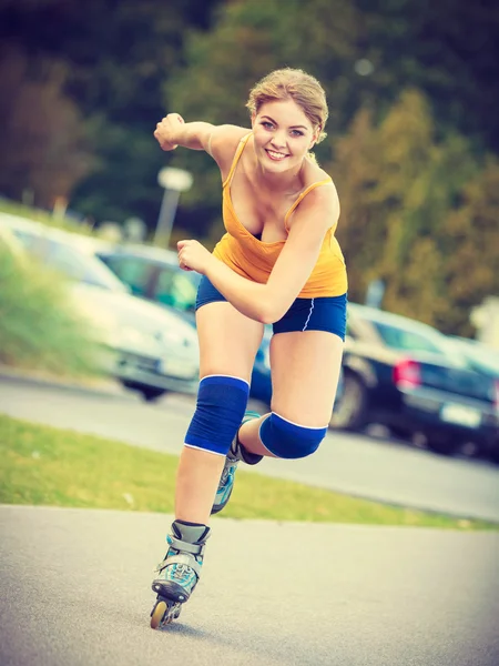 Νεαρή γυναίκα rollerblading υπαίθρια ηλιόλουστη ημέρα — Φωτογραφία Αρχείου