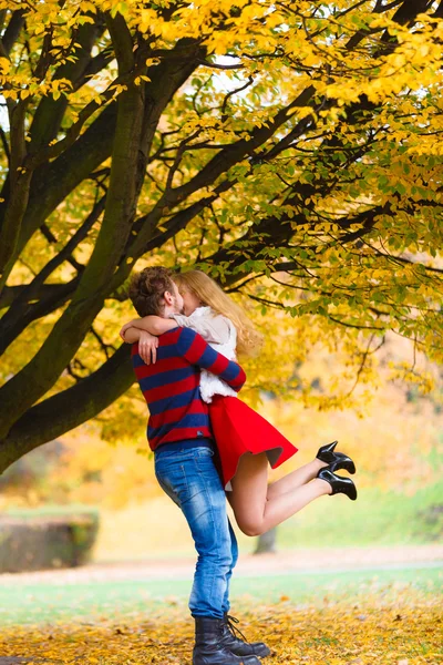 Jovem casal se encontram no parque na data . — Fotografia de Stock