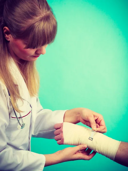 Läkare bandage Stukad handled. — Stockfoto